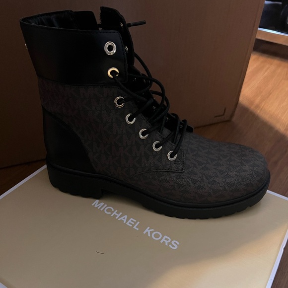 BRAND NEW BROWN MICHAEL KORS Alistair Signature Logo Combat Boots SIZE 9 9.5 - Picture 5 of 5